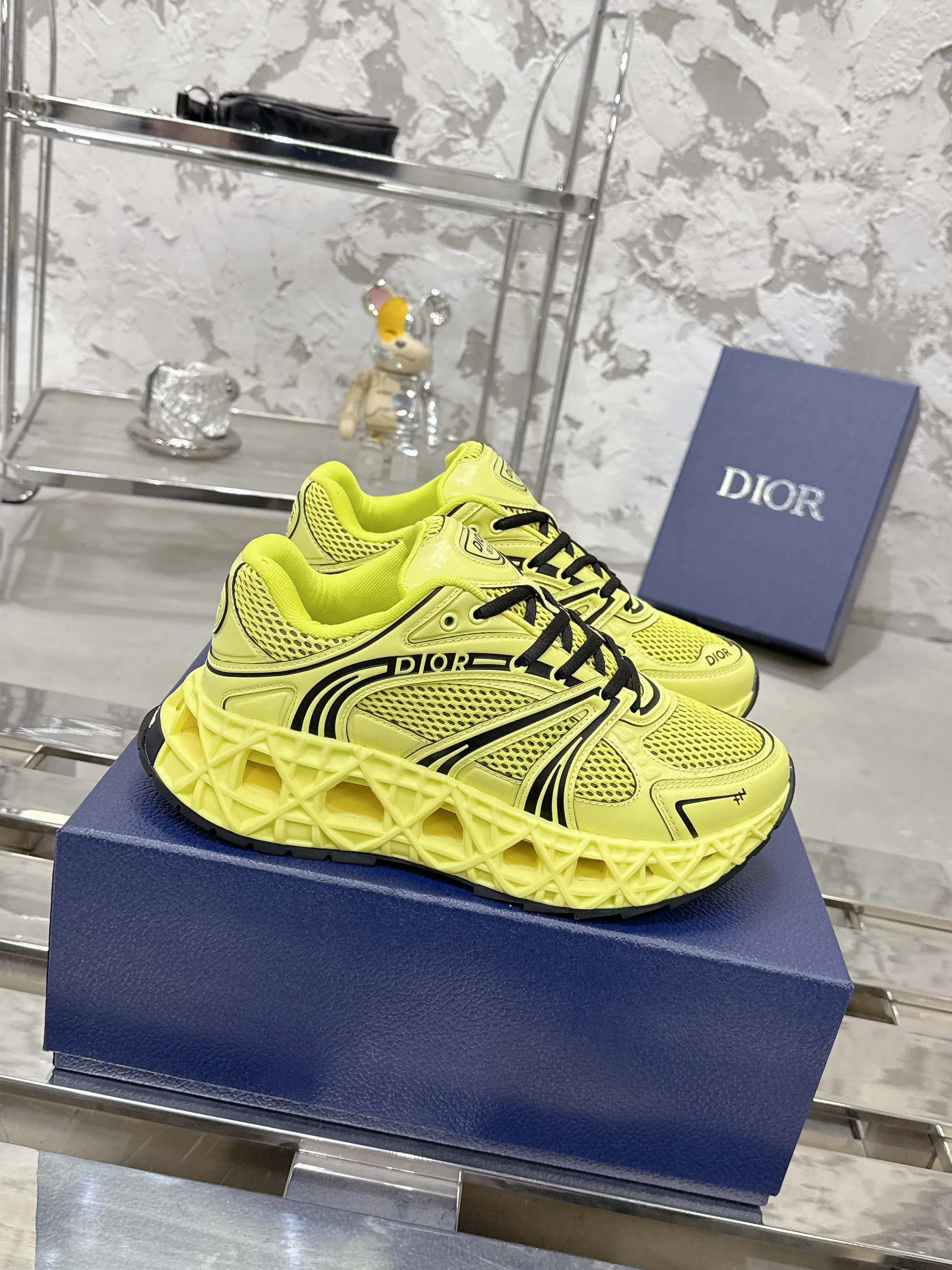Factory price 780💰 Top version! ! ! Dior (B35) DIOR spring and summer men's wear show, the show was held at the Valle de Grasse School in Paris. Kim Jones drew inspiration from the works of South African artist Hylton Nel. The details of the shoes, clog soles and tribal elements, cleverly blended luxury craftsmanship and practicality, with fresh childishness and bright temperament, creating a new season hot spot. Dior KAWA Dior co-branded casual sports shoes reinterpret running shoes with Dior's high-end style. B35 is made of fine-textured leather and mesh fabric materials. It can be worn in all seasons, is comfortable and breathable, and has multiple lines on the shoe body to outline details. It has a full retro three-dimensional feel and can create a casual look all year round! Fabric: Cowhide/customized cloth material Lining: Imported breathable mesh Outsole: Original molded outsole Size: 39-46 (customized at 45.46)